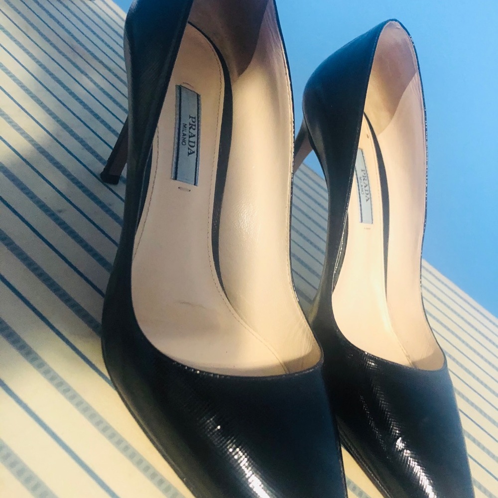 Prada Saffiano pump